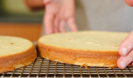 1. Этап. Торт Шикарный: 7. Выпекайте коржи минут 20-30. После остудите немного в форме и переложите на решетку. Оставьте до полного остывания.