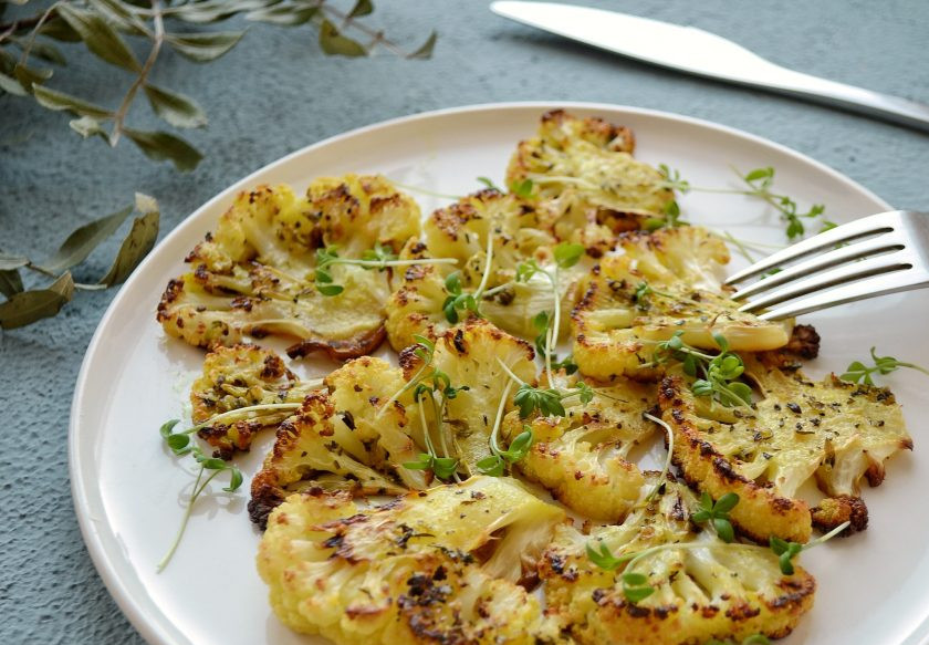 1. Этап. Стейки из цветной капусты: Стейки из цветной капусты готовы, приятного аппетита!