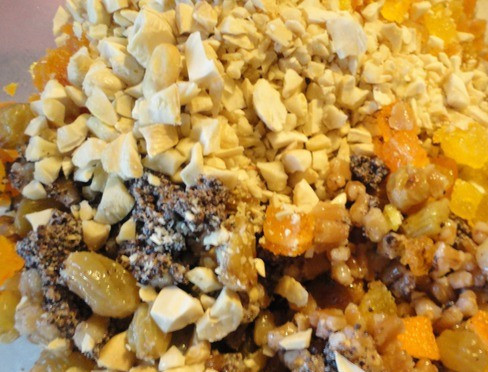 1. Этап. Кутья с яблоками: Соединяем с пшеницей изюм, курагу, мармелад, мак и орехи.