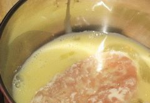 1. Этап. Куриная грудка в панировке: 4. Затем опускаем мясо в яйцо (также с обеих сторон).