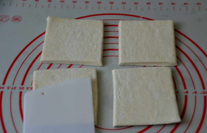 1. Этап. Сосиски в тесте Гусеницы: Разделите пластину готового слоеного теста на 4 части.