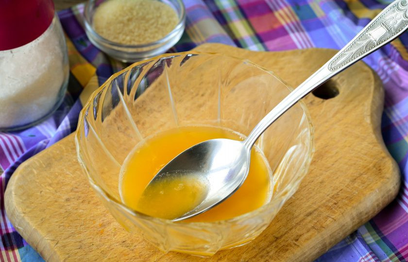 1. Этап. Желе из тыквы с апельсином: Из апельсинов выжмите сок, удалив все косточки, если попались.