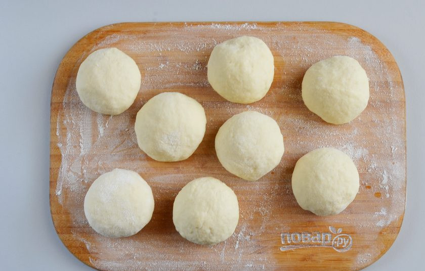 1. Этап. Вкусные пирожки на кефире: Разделите тесто на части, в зависимости от желаемого размера пирожков у вас получится 8-12 кусочков. Я решила сделать большие пирожки, разделила на 8 частей.