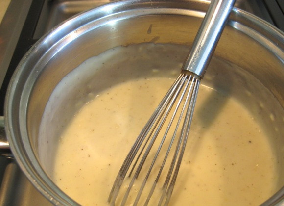 1. Этап. Белый соус для пиццы: 8. Продолжайте перемешивать, чтобы соус не подгорел и загустевал равномерно.