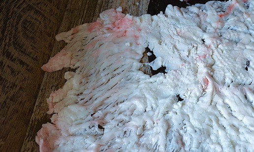 1. Этап. Шашлык-рулет: Разложить жировую сетку, формируя прямоугольник, посыпать специями, посолить.