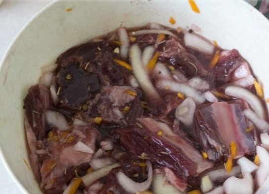 1. Этап. Оленина в горшочке: Выложите оленину в миску, посолите, добавьте розмарин и перец горошком. Также добавьте цедру апельсина и лук. Залейте содержимое миски вермутом и вином. Тщательно все перемешайте и отправьте мариноваться в холодильник на шесть-двенадцать часов.