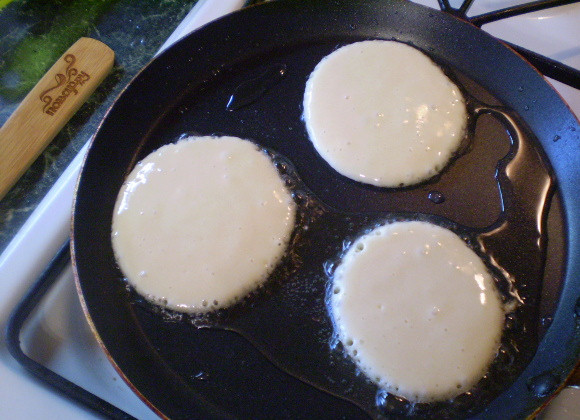 1. Этап. Оладушки на кислом кефире: Наливаем немного масла, раскаляем его. Столовой ложкой наливаем тесто.