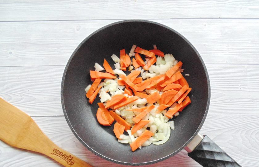 1. Этап. Куриное филе с овощами на сковороде: Морковь и лук очистите, помойте и нарежьте произвольно. Выложите в сковороду, налейте растительное масло и тушите под крышкой 3-4 минуты.