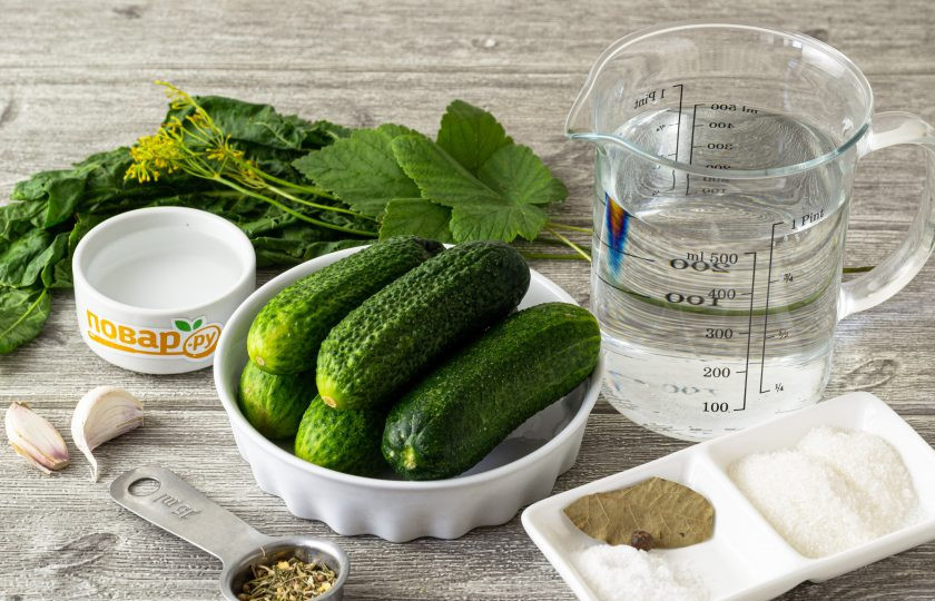 1. Этап. Маринованные огурцы с уксусом: Подготовьте все ингредиенты.