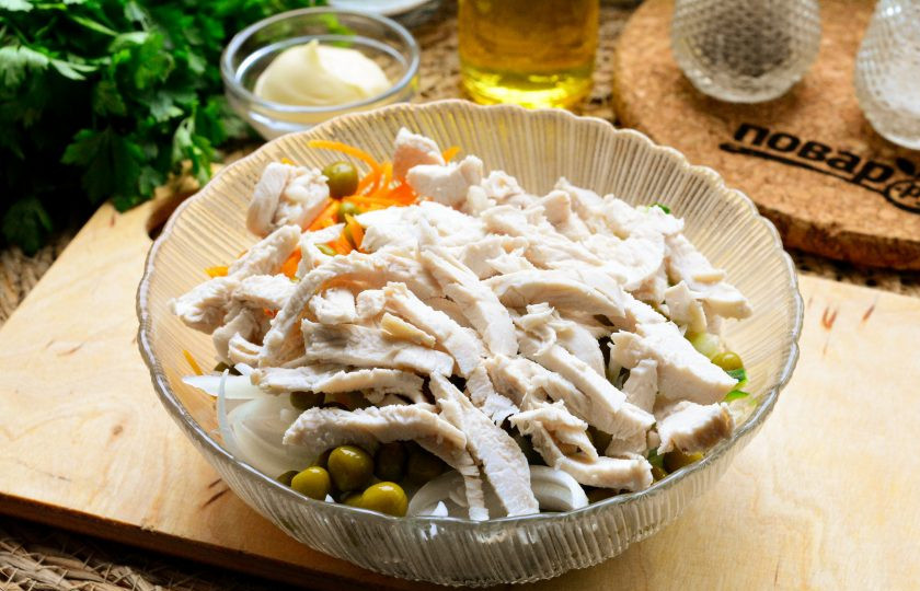 1. Этап. Салат Обалденный с куриным филе: Остывшее куриное филе нарежьте соломкой и выложите в салат.