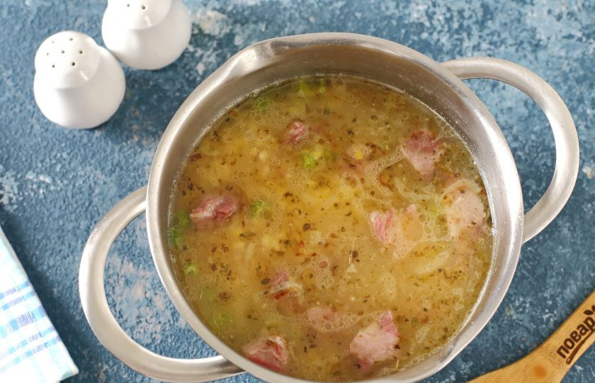 1. Этап. Гороховый суп Джейми Оливера: Суп посолите, поперчите, добавьте в кастрюлю содержимое сковороды и доведите до кипения. Буквально через пару минут, снимите с огня и дайте слегка настояться. Затем разлейте гороховый суп по тарелкам и подавайте к столу.