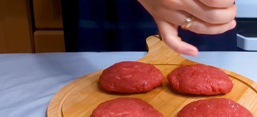 1. Этап. Крабсбургер из Губки Боба: Приготовление котлет: Свежую говядину нарезать кусками и измельчить в блендере. Не добавлять хлеб или лук — только мясо. Сформировать котлеты, слегка отбить, чтобы они не 