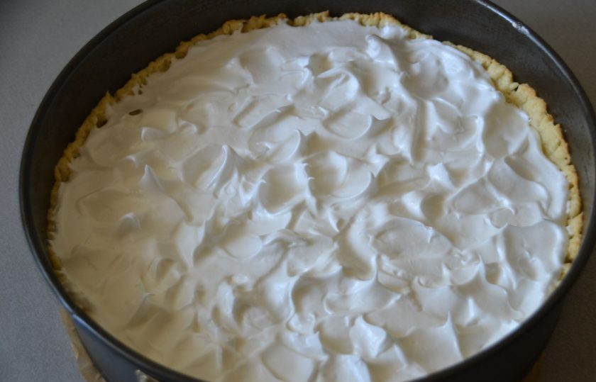 1. Этап. Грушевый пирог с карамельной заливкой: Достаньте пирог из духовки, силиконовой лопаточкой выложите сверху меренгу, плоской стороной лопаточки сделайте небольшие пики на меренге, снова поместите в духовку, убавив температуру до 150 градусов еще на 20 минут, следите за готовностью.