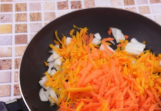 1. Этап. Суп-пюре с полентой, тыквой и креветками: Лук мелко нашинковать, морковь и тыкву натереть на крупной терке. Подготовленные овощи обжарить на растительном масле в течение 7-8 минут, помешивая, на среднем огне.