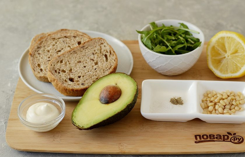 1. Этап. Бутерброд с авокадо: Подготовьте все ингредиенты.