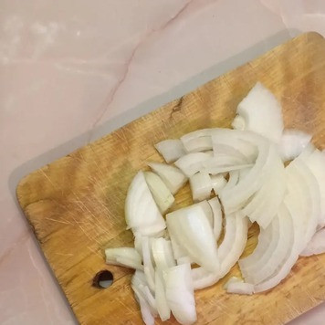 1. Этап. Португальская запеканка из рыбы: Лук очистить и нарезать тонкими четвертинками.