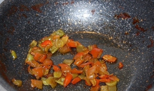 1. Этап. Вкусный суп-пюре: Готовьте 5-10 минут, перемешивая, пока перец не обжарится.