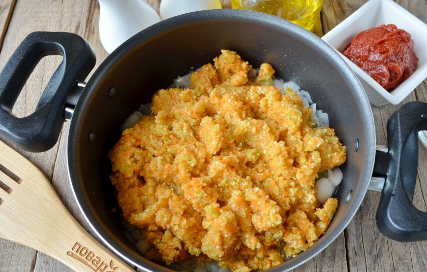 1. Этап. Консервация кабачковой икры на зиму: Сложите овощную кашицу в кастрюлю с жареным луком, перемешайте и тушите на медленном огне 40 минут.