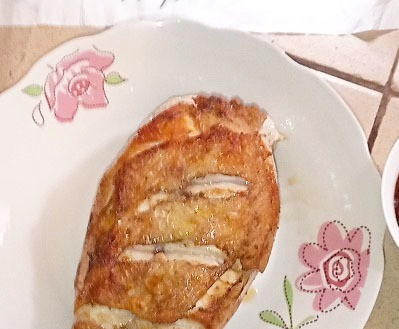 1. Этап. Курица в пикантном маринаде: Вернёмся к авторскому рецепту. Автор обжаривал и запекал целую небольшую курицу, разрезанную как цыпленок табака, в казане, затем в алюминиевой фольге. Я так готовила куриную грудку (весом 700 г). На грудке сделать несколько надрезов, натереть солью и смесью перцев, обжарить со всех сторон в воке на сильном огне с веточкой розмарина. Затем, обильно намазать маринадом, запекать в рукаве для запекания так же на на слое лука, на противне, застреленным силиконовым ковриком. Я запекала 25 минут при 180. Оставила в закрытой духовке еще на 15 минут.