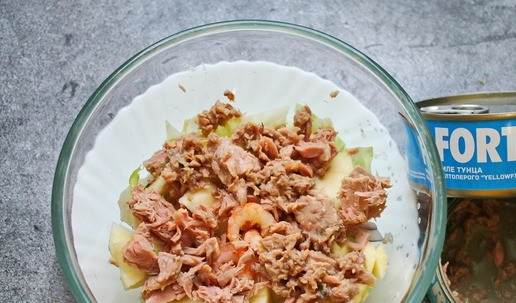 1. Этап. Салат с тунцом, киноа и креветками: С консервированного тунца слейте жидкость, разделите на кусочки и добавьте в салатник.