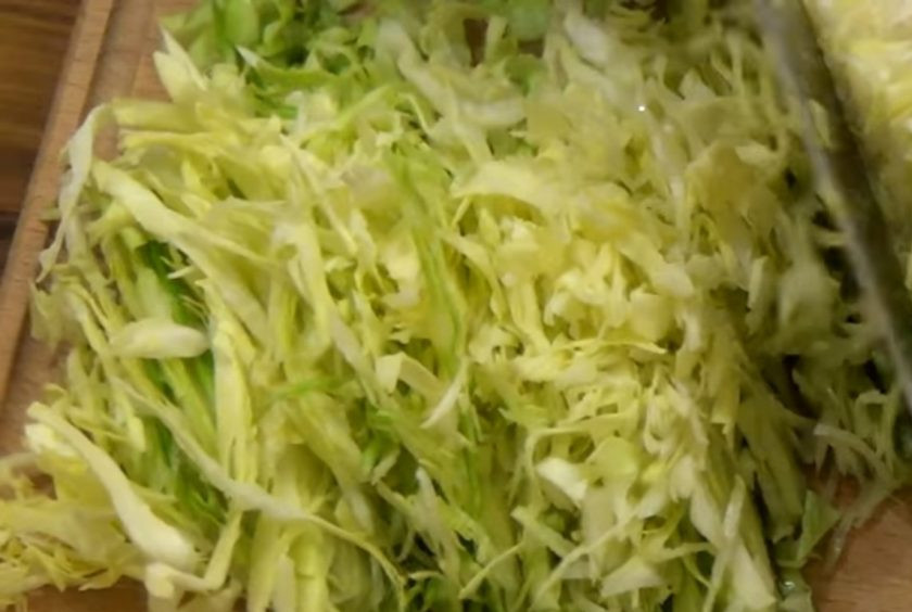 1. Этап. Быстрый наливной пирог с капустой: 1. Приготовьте начинку: капусту нашинкуйте, посолите и слегка помните. Добавьте нарезанный укроп и зеленый лук, перемешайте.