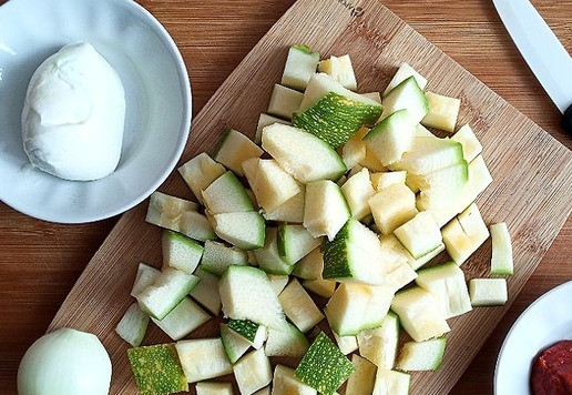 1. Этап. Тефтели с кабачком в томатном соусе: Нам нужно приготовить овощи вначале. Готовим овощи. Я взяла цуккини - урожай с нашего огорода. Почистила его, кожицу не убирала, она мягкая. Чистый вес почищенного цуккини - 300 г. Нарезала его небольшим кубиком. Порезала лук и чеснок мелко. Приготовила томатную пасту. Взяла петрушку. Петрушку желательно взять сухую, у неё вкус ярче.