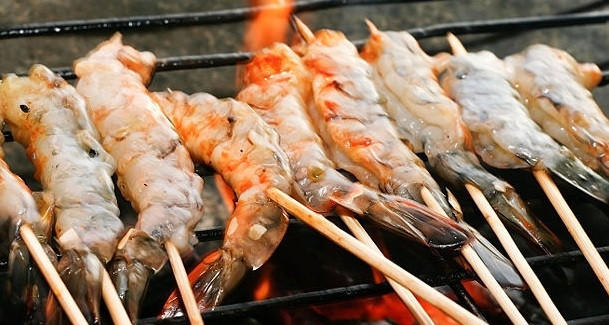 1. Этап. Креветки на гриле: 6. Запекайте креветки на гриле по 2-3 минуты с каждой стороны. Готовая креветка станет розовой.