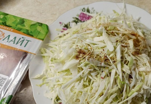 1. Этап. Капустный салат с индейкой и блинчиками: Капусту нарезать тонкой соломкой. Выдавить чеснок, посолить, добавить острого перца (у меня смесь перцев) и сахар. Помять пальцами.