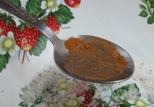 1. Этап. Балык из грудки индейки: Первым делом смешайте прованские травы, толченый перец и крупную морскую соль в глубокой тарелке. Затем добавьте к специям водку и лавровые листочки. Хорошо перемешайте получившийся маринад.