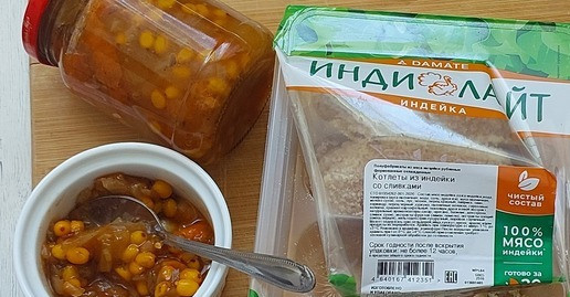 1. Этап. Облепиховое чатни к котлетам из индейки: Соус готов. И провел в холодильнике три дня. Самое время заняться котлетами. У меня котлеты из индейки.