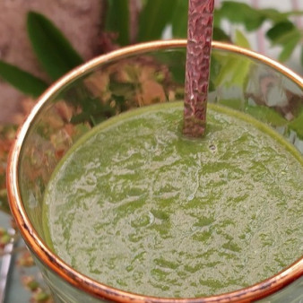 Шпинатно-щавелевый смузи с плодово-ягодным пюре