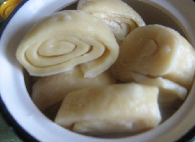 1. Этап. Галушки на пару: Вот такие симпатичные и вкусные галушки у нас получатся. При варке на пару галушки увеличиваются в размерах - учитывайте это, когда будете раскладывать еще сырые галушки на кругах для варки.