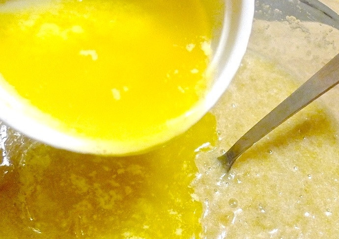 1. Этап. Банановые кексы: 4. Растопите 80 грамм сливочного масла, немного остудите, затем введите его в банановое пюре.