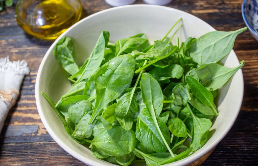 1. Этап. Салат из шпината и сладкого перца: Листья шпината промойте и обсушите. Выложите в салатник.