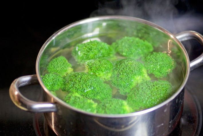 1. Этап. Фриттата с семгой и брокколи: 2. Отправьте в кипящую подсоленную воду броколли и проварите 2-3 минуты.