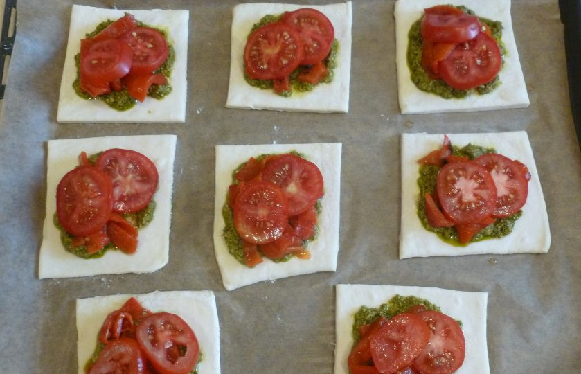 1. Этап. Тарты с помидорами и печеными перцами: Перцы нарежьте полосками, черри нарежьте пластинами. Разложите овощи на тарты.