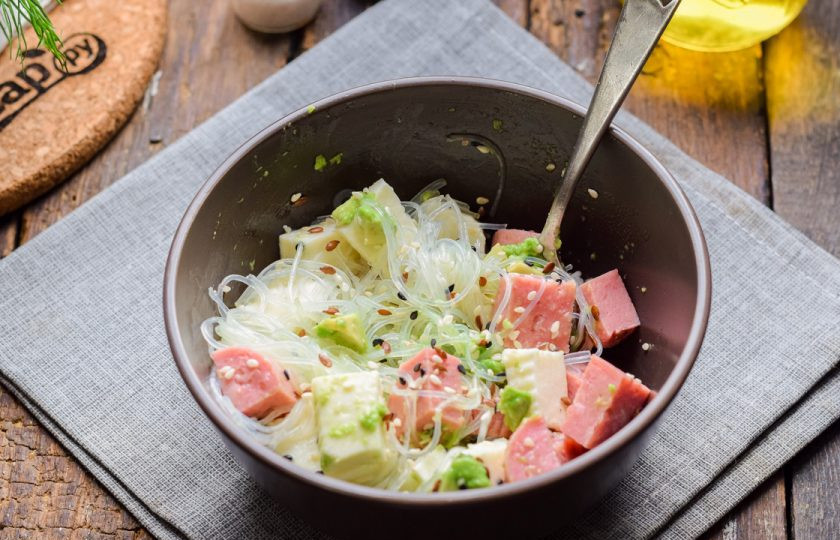 1. Этап. Салат с фунчозой и авокадо: Перемешайте все ингредиенты и подавайте к столу. Уже в готовый салат на тарелке можно добавить более крупно нарезанный авокадо, несколько кусочков.