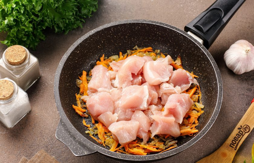 1. Этап. Ризотто с кабачками и курицей: Добавьте нарезанное небольшими кусочками куриное филе, у меня грудка.