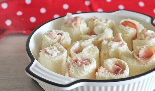 1. Этап. Омлет с хлебными рулетиками: Можете выложить их плотно или нет, на ваше усмотрение. Я выложила не сильно плотно.