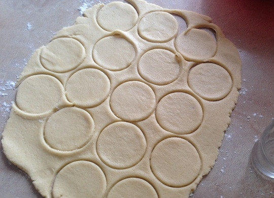 1. Этап. Печенье Уши Амана: 8. Слегка присыпаем стол мукой и раскатываем тесто в пласт толщиной 4-5 мм. И стаканом вырезаем кружочки диаметром примерно 7 см.