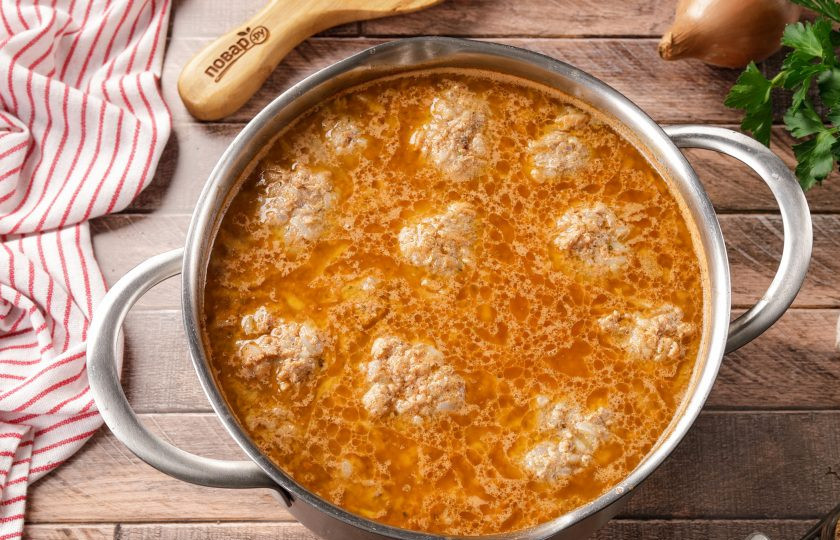 1. Этап. Кололик: Варите до готовности картофеля и до тех пор, пока все шарики не всплывут на поверхность. В самом конце добавьте нарезанный мелкими кубиками чеснок и дайте супу немного настояться.