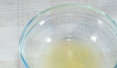 1. Этап. Салат с адыгейским сыром: Для начала мы приготовим заправку для нашего салата. Поэтому мы возьмем лимон и выжмем сок в миску.