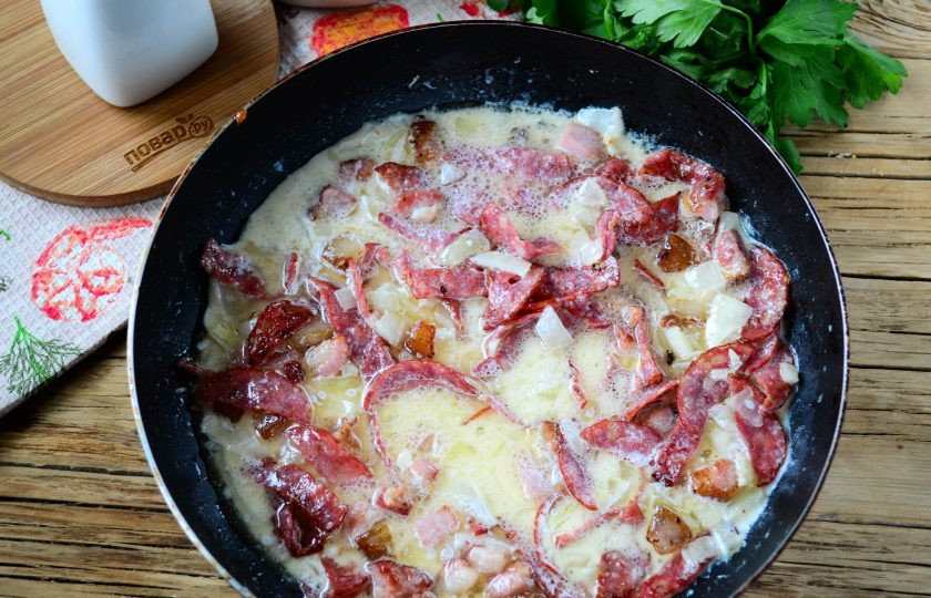 1. Этап. Курица в карбонаре: Влейте сливки, добавьте соль и перец по вкусу.