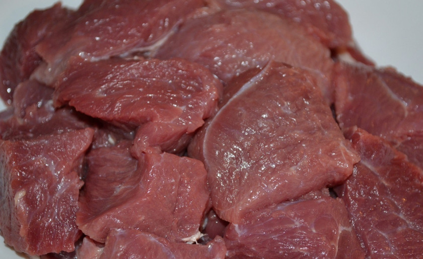 1. Этап. Говядина с шампиньонами: Мясо моем и режем средними кусочками.