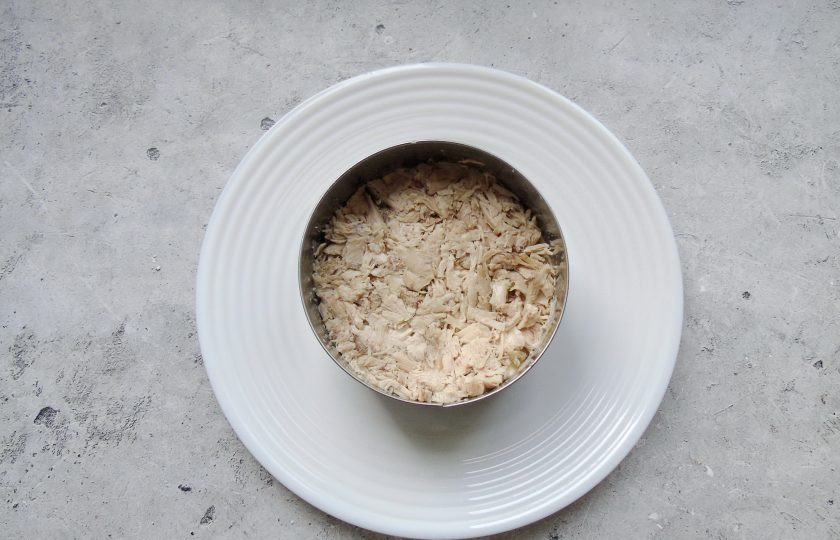 1. Этап. Слоеный салат Лесная поляна с маринованными опятами: Отварную курицу мелко нарежьте, посолите, если во время варки не солили, поперчите. Выложите на слой картофеля, смажьте майонезом.