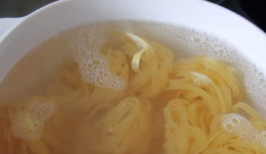 1. Этап. Паста с форелью в сливочном соусе: В кипящей подсоленной воде варим пасту до готовности.