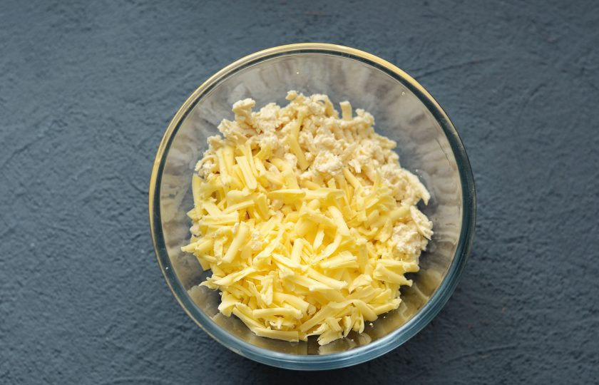 1. Этап. Пирог из лаваша с кабачками: Натрите тофу и сыр на крупной терке.