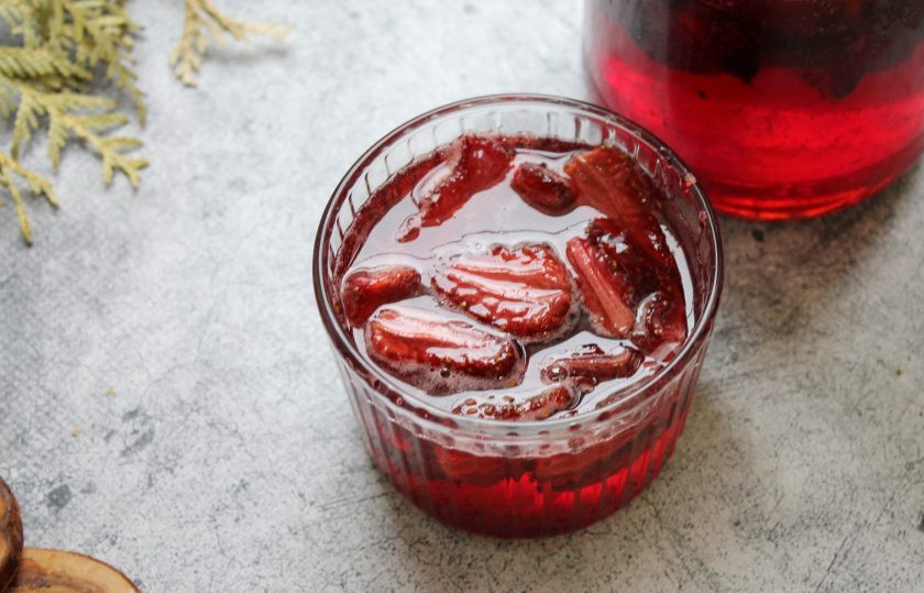 1. Этап. Варенье из клубники с розовым перцем: Готовое варенье переложите в сухие, горячие банки, закройте и переверните до остывания.