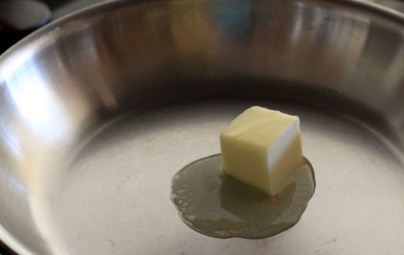 1. Этап. Соус для начос: 2. На сковороду выложите масло и дайте ему растаять.