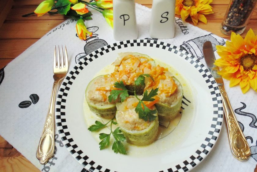 1. Этап. Кабачки фаршированные курицей в мультиварке: Кабачки, фаршированные курицей в мультиварке готовы. Подавайте на обед или ужин. Приятного аппетита!